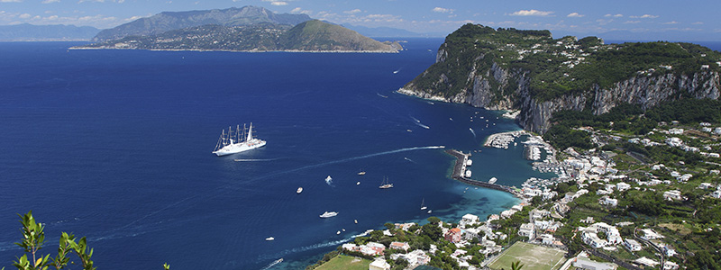 Vackra Sorrento med öar och havet i södra Italien.